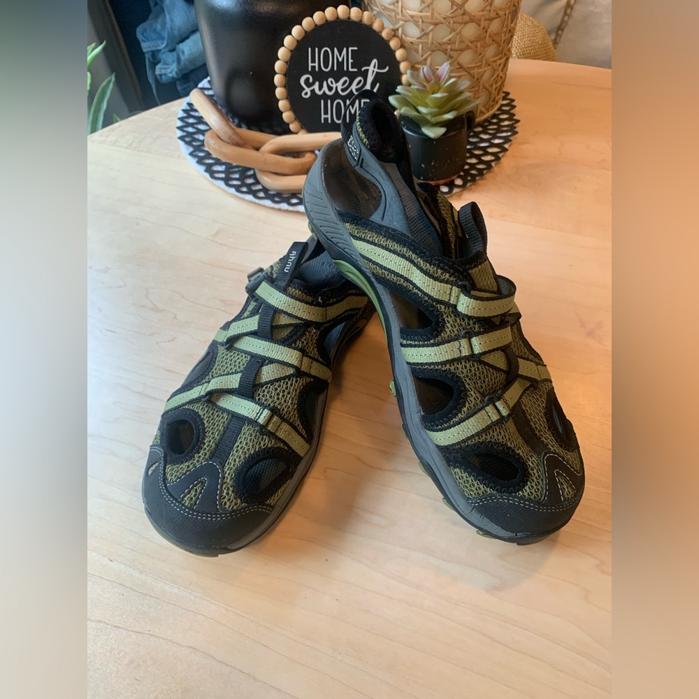 Ahnu closed toe water sandal women’s size 9